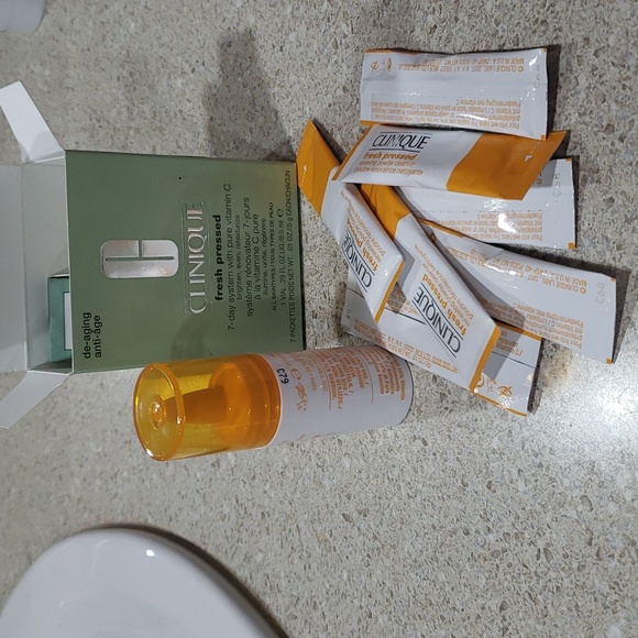 CLINIQUE FRESH PRESSED 7 DAYS SYSTEM WITH PURE VITAMIN C - Picture 6 of 7